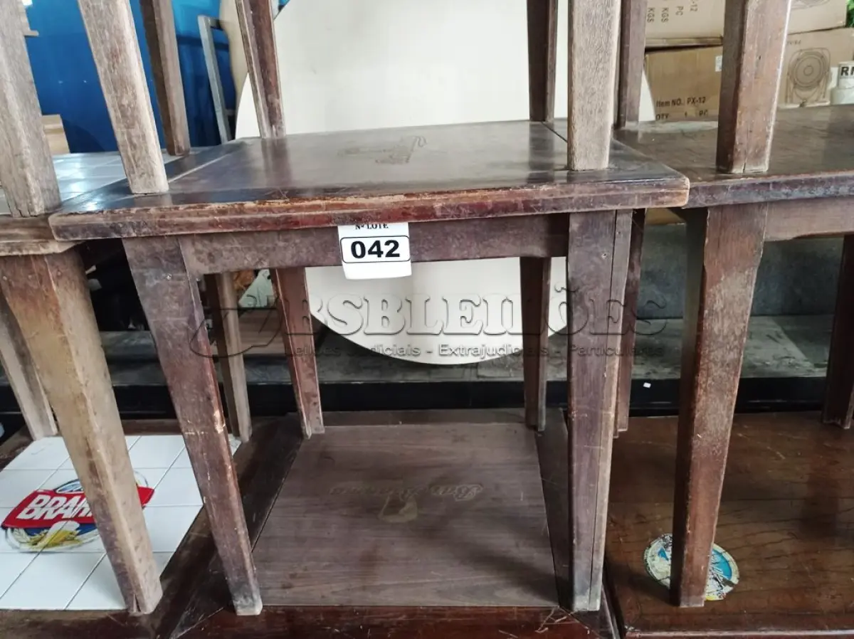 LOTE 042 - 04 MESAS DE MADEIRA MEDINDO 80CMX80CM. (NO ESTADO, NÃO SABEMOS SE FUNCIONA. LEILÃO NÃO TEM GARANTIA E NEM DEVOLUÇÃO).