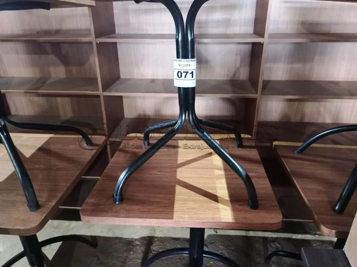LOTE 071 - 02 MESAS COM TAMPO DE MADEIRA E PÉS DE FERRO MEDINDO 70CMX70CM. (NO ESTADO, NÃO SABEMOS SE FUNCIONA. LEILÃO NÃO TEM GARANTIA E NEM DEVOLUÇÃO).
