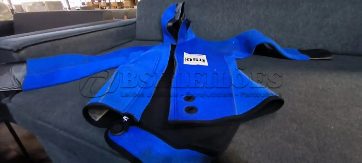 LOTE 058 - 01 ROUPA DE MERGULHO FEMININO N* 5 MARCA MARES (NO ESTADO, NÃO SABEMOS SE FUNCIONA. LEILÃO NÃO TEM GARANTIA E NEM DEVOLUÇÃO).