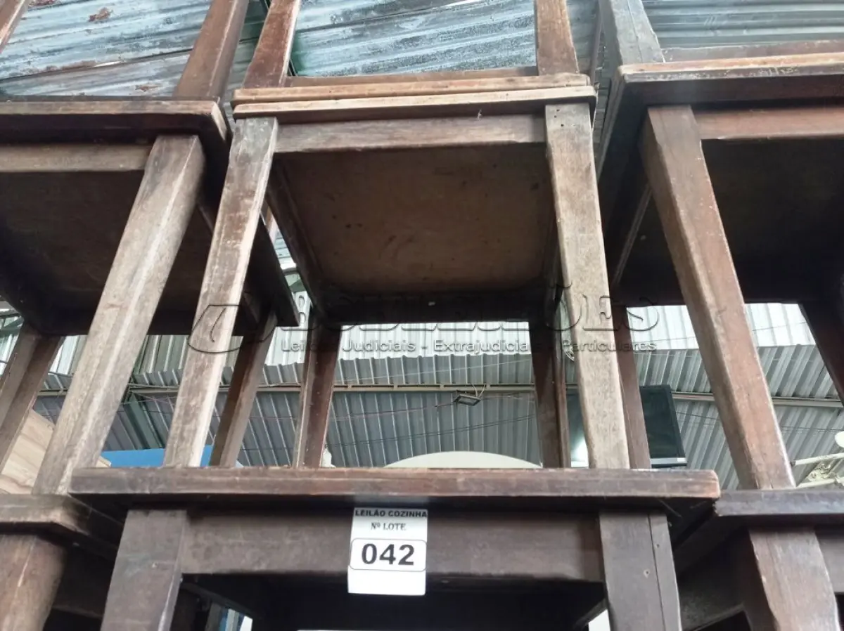 LOTE 042 - 04 MESAS DE MADEIRA MEDINDO 80CMX80CM. (NO ESTADO, NÃO SABEMOS SE FUNCIONA. LEILÃO NÃO TEM GARANTIA E NEM DEVOLUÇÃO).
