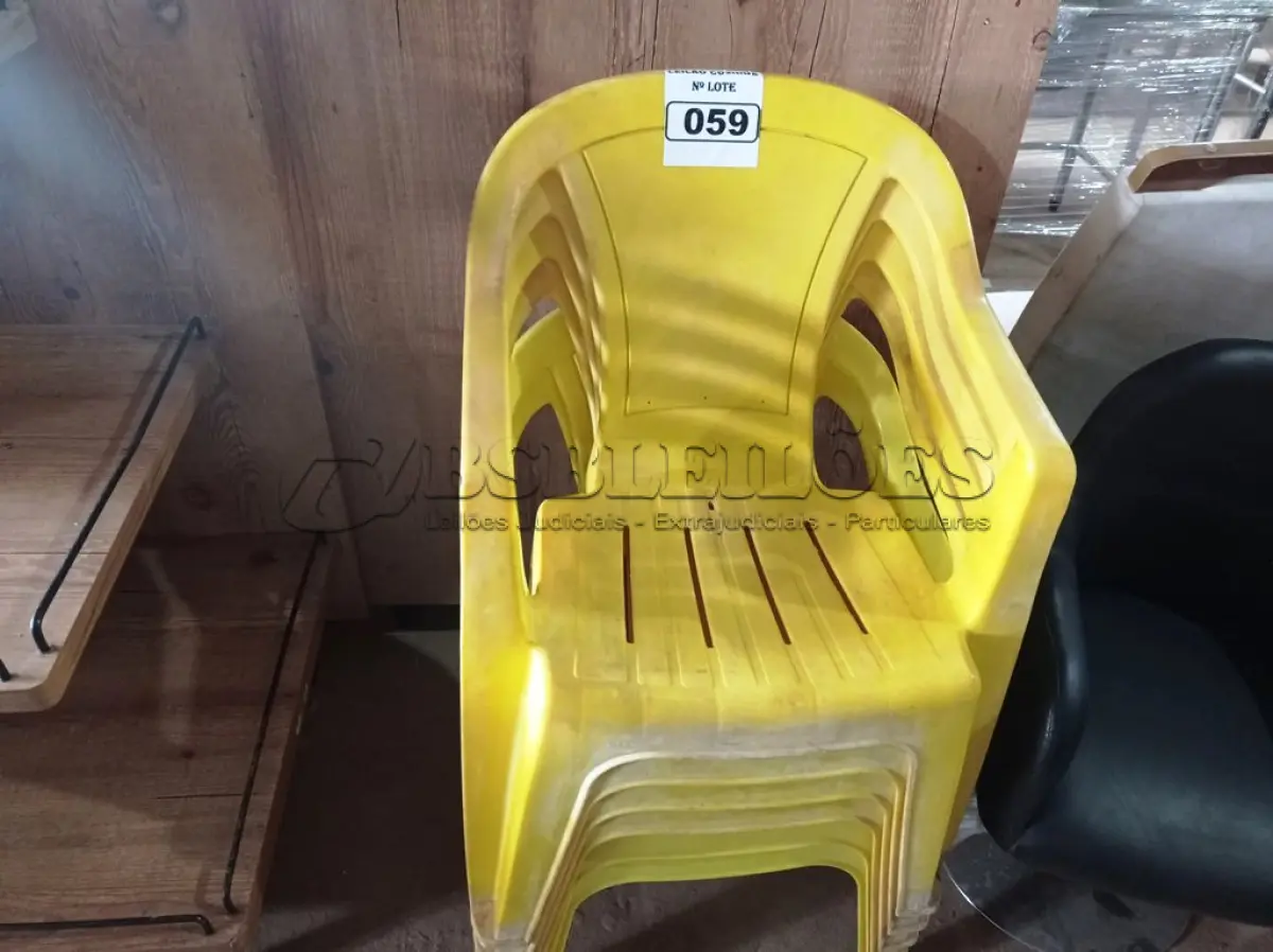LOTE 059 - 06 CADEIRAS DE PLÁSTICO NA COR AMARELA. (NO ESTADO, NÃO SABEMOS SE FUNCIONA. LEILÃO NÃO TEM GARANTIA E NEM DEVOLUÇÃO).