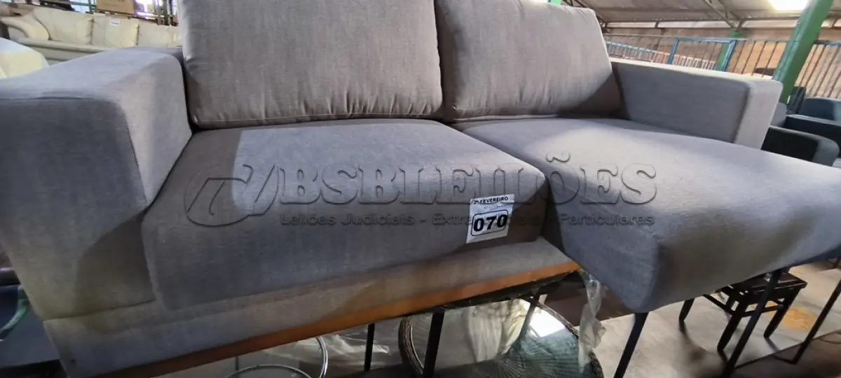LOTE 070 - 01 SOFÁ RETRÁTIL ACARAI (NO ESTADO, NÃO SABEMOS SE FUNCIONA. LEILÃO NÃO TEM GARANTIA E NEM DEVOLUÇÃO).