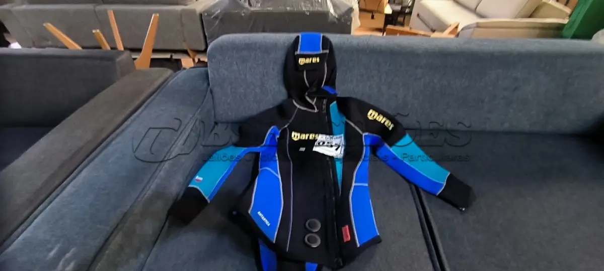 LOTE 057 - 01 ROUPA DE MERGULHO FEMININO Nº5 MARCA MARES (NO ESTADO, NÃO SABEMOS SE FUNCIONA. LEILÃO NÃO TEM GARANTIA E NEM DEVOLUÇÃO).