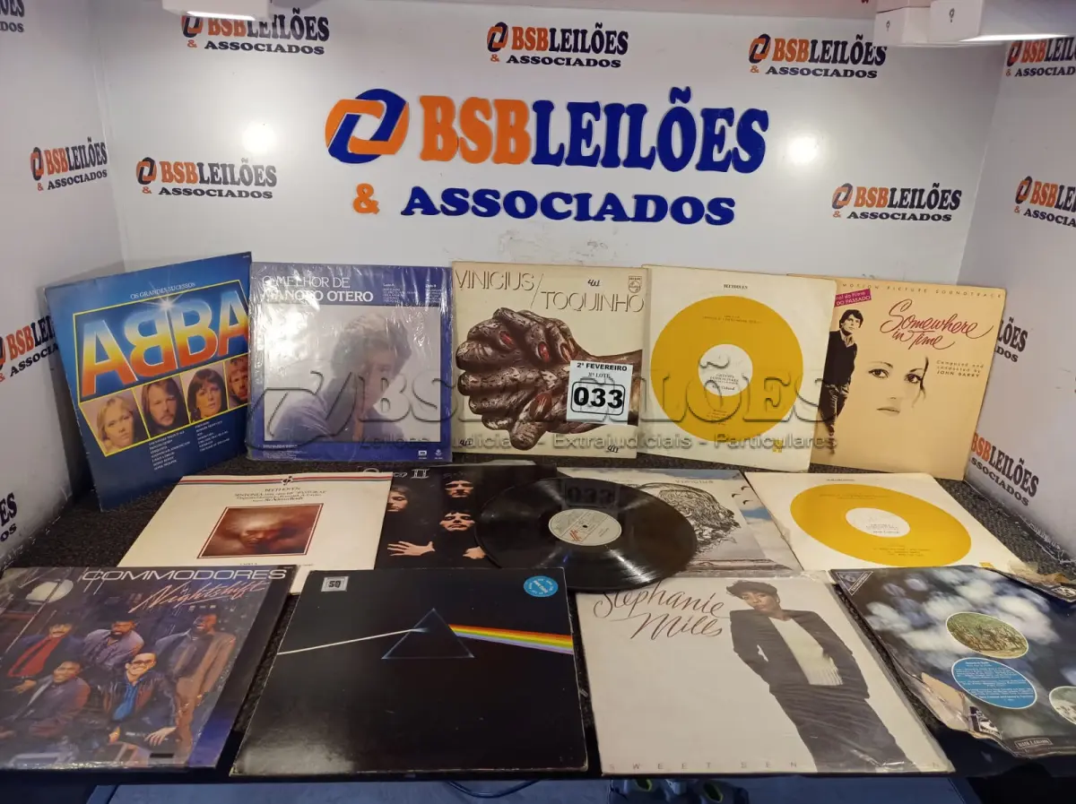 LOTE 033 - 01 LOTE COM DISCOS EM VINIL DIVERSOS (NO ESTADO, NÃO SABEMOS SE FUNCIONA. LEILÃO NÃO TEM GARANTIA E NEM DEVOLUÇÃO).