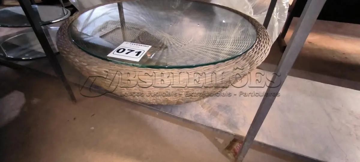 LOTE 071 - 01 MESA DE CENTRO COM VIDRO (NO ESTADO, NÃO SABEMOS SE FUNCIONA. LEILÃO NÃO TEM GARANTIA E NEM DEVOLUÇÃO).