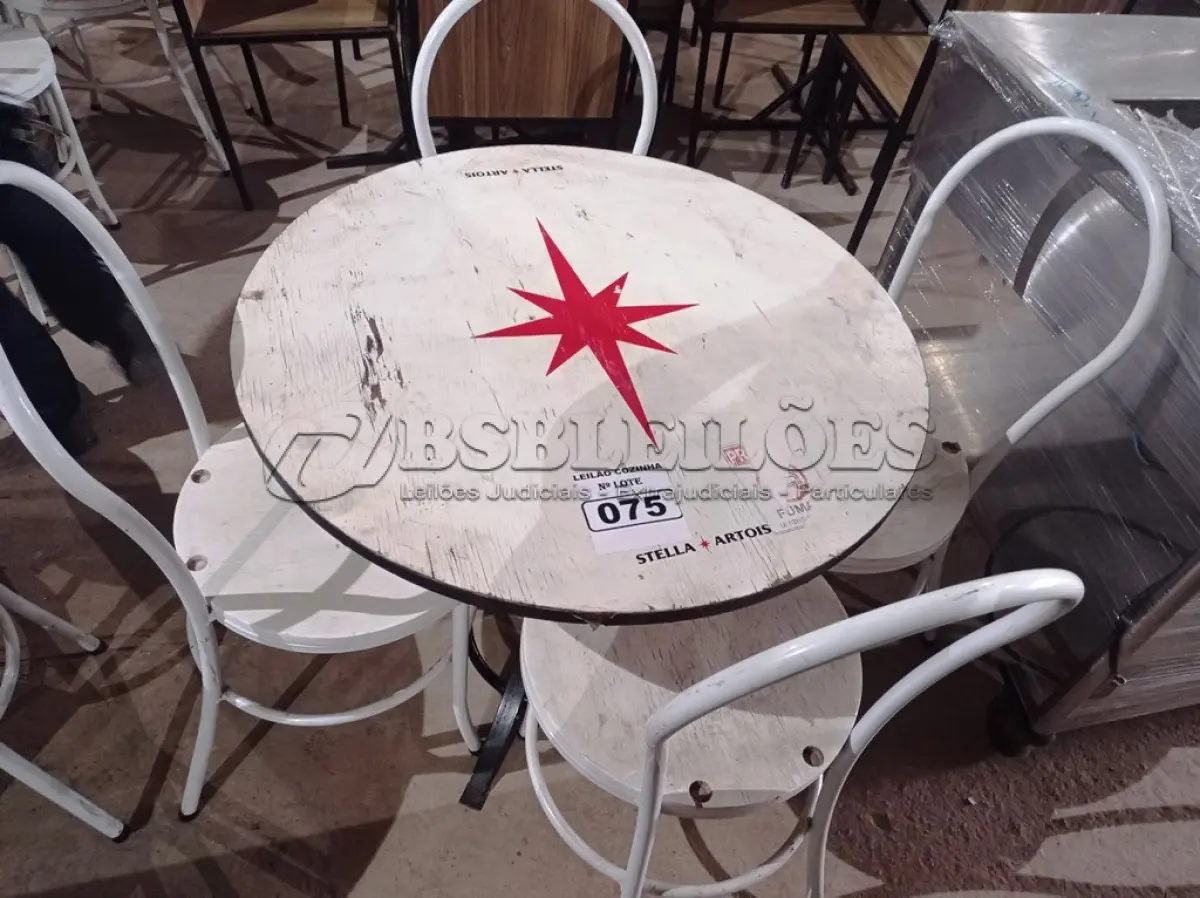 LOTE 075 - 01 CONJUNTO DE MESA COM 04 CADEIRAS STELA ARTOIS. (NO ESTADO, NÃO SABEMOS SE FUNCIONA. LEILÃO NÃO TEM GARANTIA E NEM DEVOLUÇÃO).