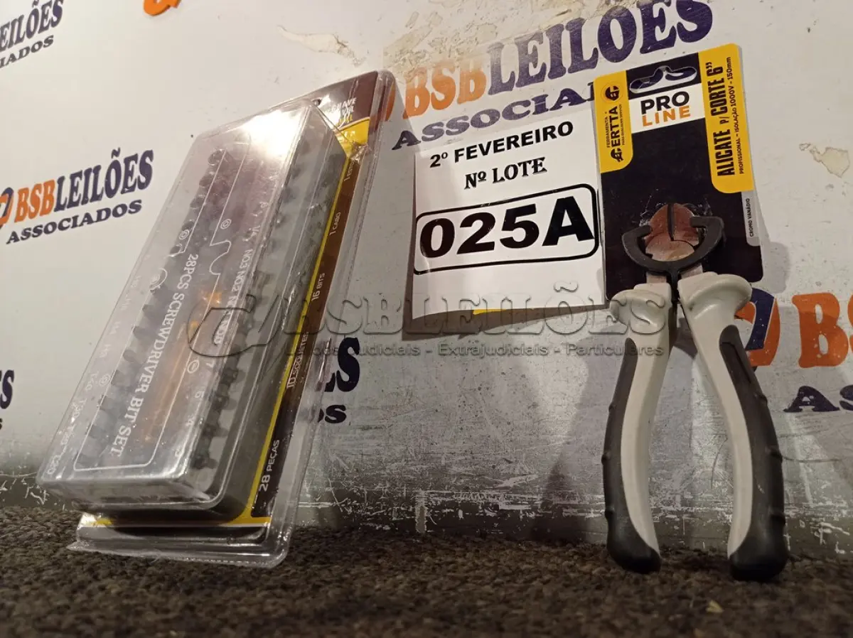 LOTE 025 - 01 KIT DE CHAVES INTERCAMBIÁVEIS MULTIFUNCIONAL E 01 ALICATE DE CORTE 6”. (NO ESTADO) ATENÇÃO! FAZER A VISITAÇÃO ANTES DE ARREMATAR, NÃO SABEMOS SE FUNCIONA. LEILÃO NÃO TEM GARANTIA E NEM DEVOLUÇÃO, SUJEITO A POSSÍVEIS AVARIAS VISÍVEIS/OCULTAS E/OU AUSÊNCIA DE COMPONENTES.