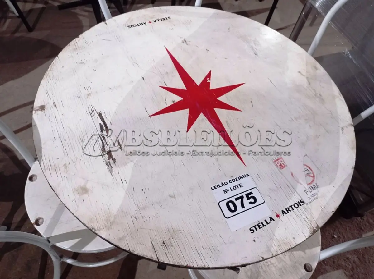 LOTE 075 - 01 CONJUNTO DE MESA COM 04 CADEIRAS STELA ARTOIS. (NO ESTADO, NÃO SABEMOS SE FUNCIONA. LEILÃO NÃO TEM GARANTIA E NEM DEVOLUÇÃO).