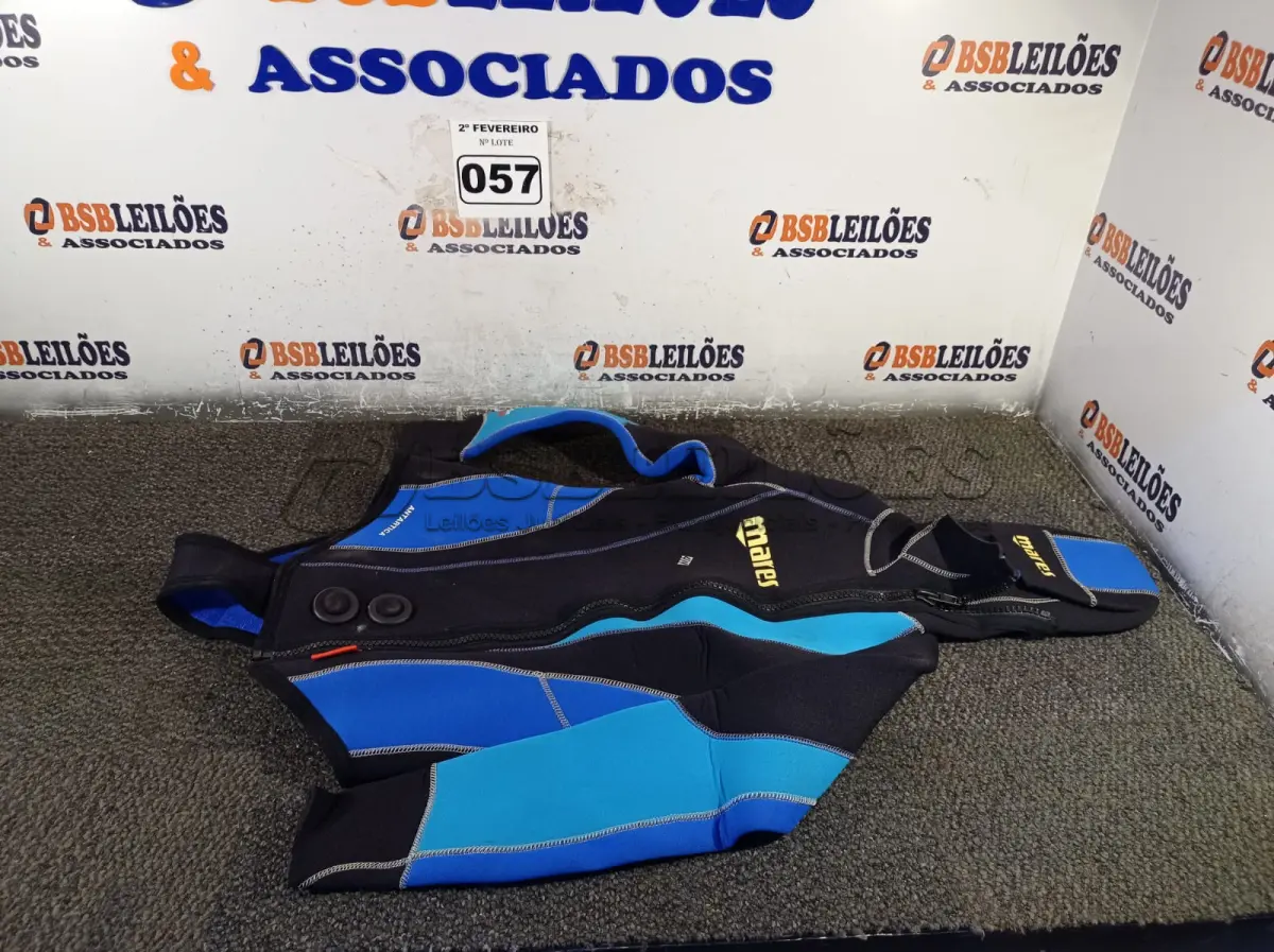 LOTE 057 - 01 ROUPA DE MERGULHO FEMININO Nº5 MARCA MARES (NO ESTADO, NÃO SABEMOS SE FUNCIONA. LEILÃO NÃO TEM GARANTIA E NEM DEVOLUÇÃO).