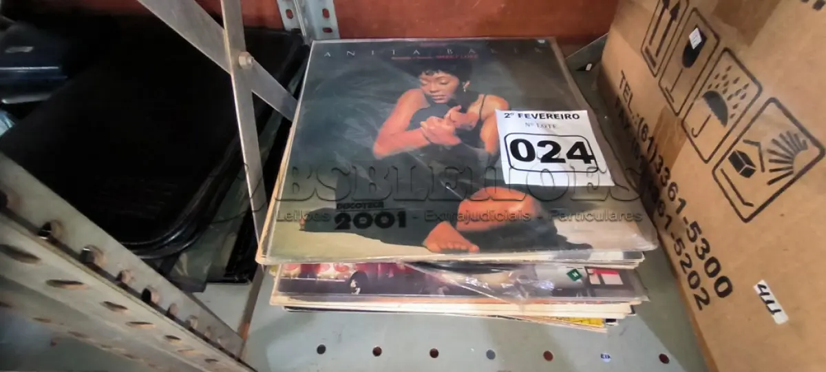 LOTE 024 - 01 LOTE COM DISCOS EM VINIL (NO ESTADO, NÃO SABEMOS SE FUNCIONA. LEILÃO NÃO TEM GARANTIA E NEM DEVOLUÇÃO).