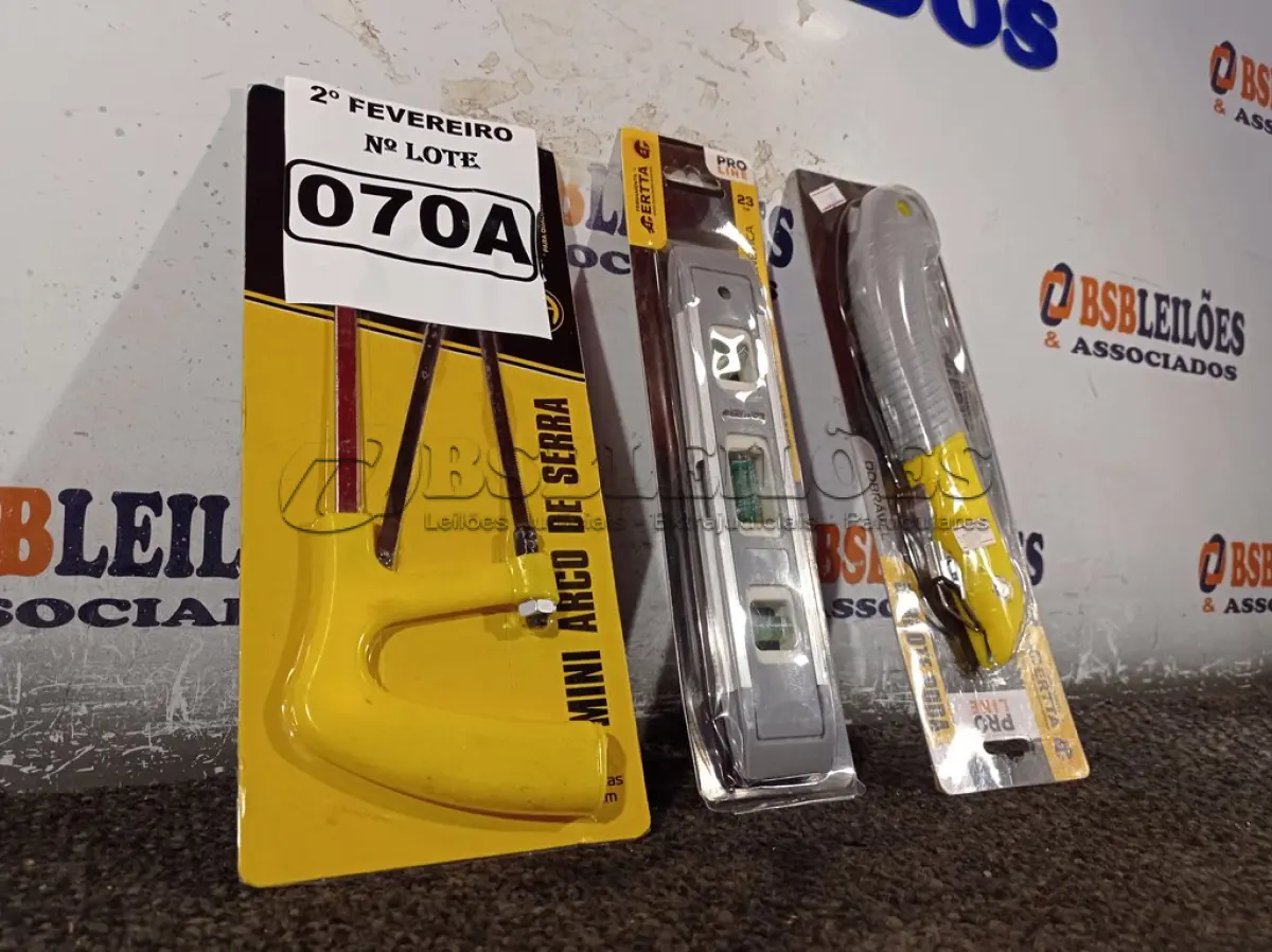 LOTE 070 - 01 MINI ARCO DE SERRA, 01 SERROTE DE PODA 18CM E 01 NÍVEL TORPEDO COM BASE MAGNÉTICA. (NO ESTADO) ATENÇÃO! FAZER A VISITAÇÃO ANTES DE ARREMATAR, NÃO SABEMOS SE FUNCIONA. LEILÃO NÃO TEM GARANTIA E NEM DEVOLUÇÃO, SUJEITO A POSSÍVEIS AVARIAS VISÍVEIS/OCULTAS E/OU AUSÊNCIA DE COMPONENTES.