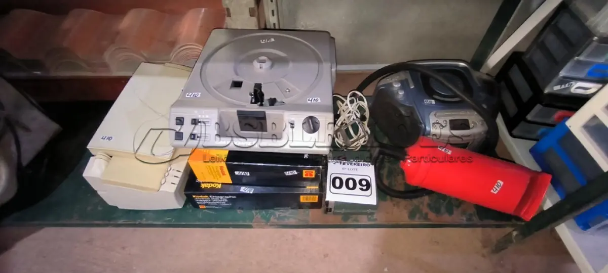 LOTE 009 - 01 LOTE COM PROJETOR DE SLIDE , RADIO , E IMPRESSORA (NO ESTADO, NÃO SABEMOS SE FUNCIONA. LEILÃO NÃO TEM GARANTIA E NEM DEVOLUÇÃO).