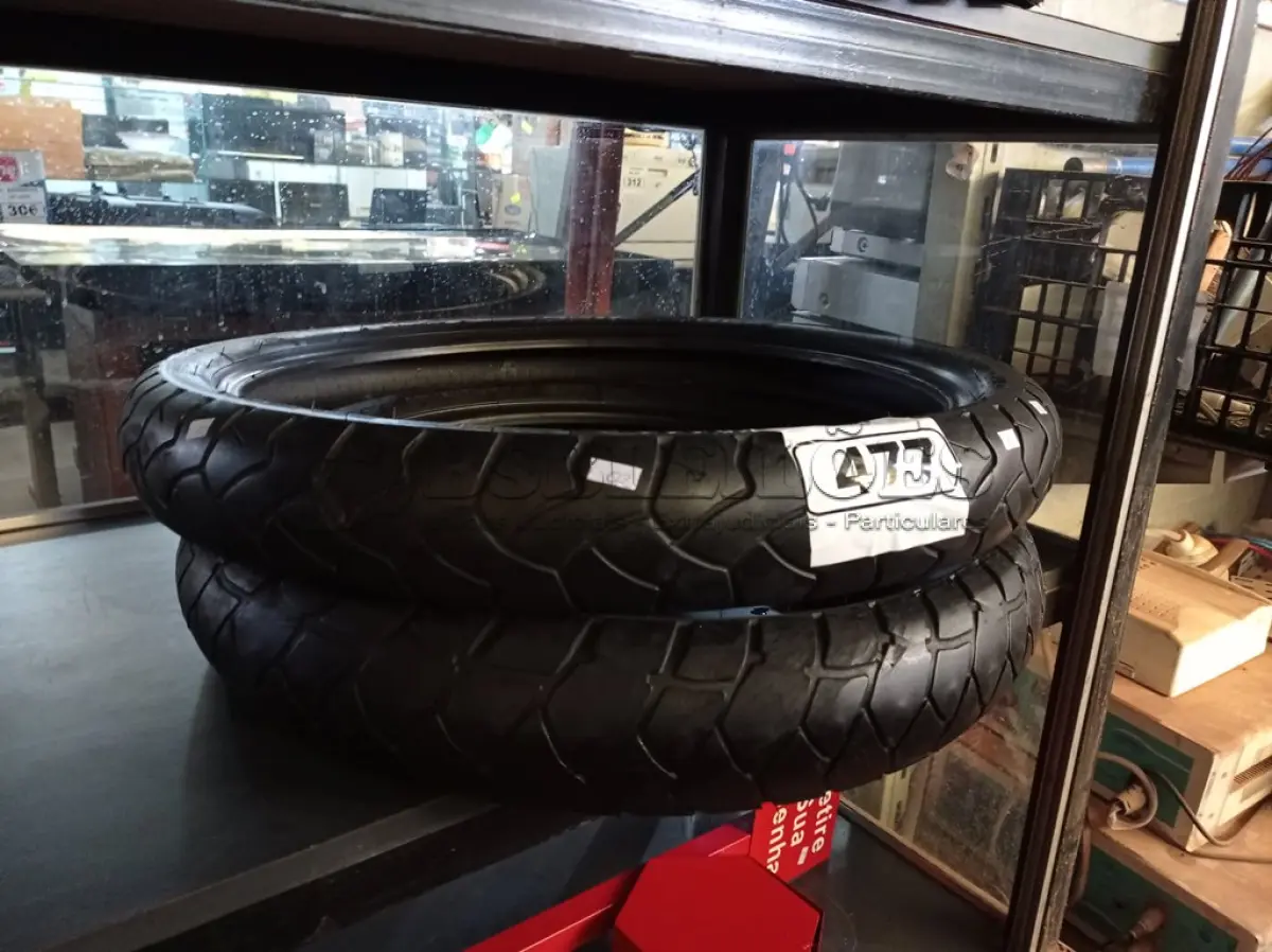 LOTE 477 - 02 PNEUS DE MOTO 90/90/21 E 120/70/19. (NO ESTADO) ATENÇÃO! FAZER A VISITAÇÃO ANTES DE ARREMATAR, NÃO SABEMOS SE FUNCIONA. LEILÃO NÃO TEM GARANTIA E NEM DEVOLUÇÃO, SUJEITO A POSSÍVEIS AVARIAS VISÍVEIS/OCULTAS E/OU AUSÊNCIA DE COMPONENTES.