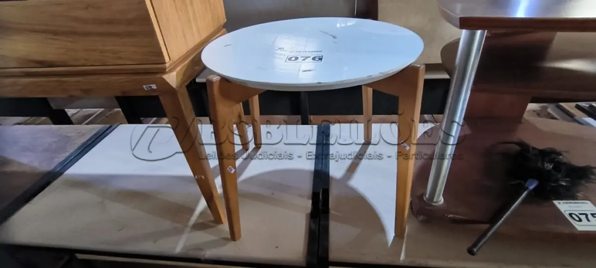 LOTE 076 - 01 MESA DE CENTRO EM MADEIRA (NO ESTADO, NÃO SABEMOS SE FUNCIONA. LEILÃO NÃO TEM GARANTIA E NEM DEVOLUÇÃO).