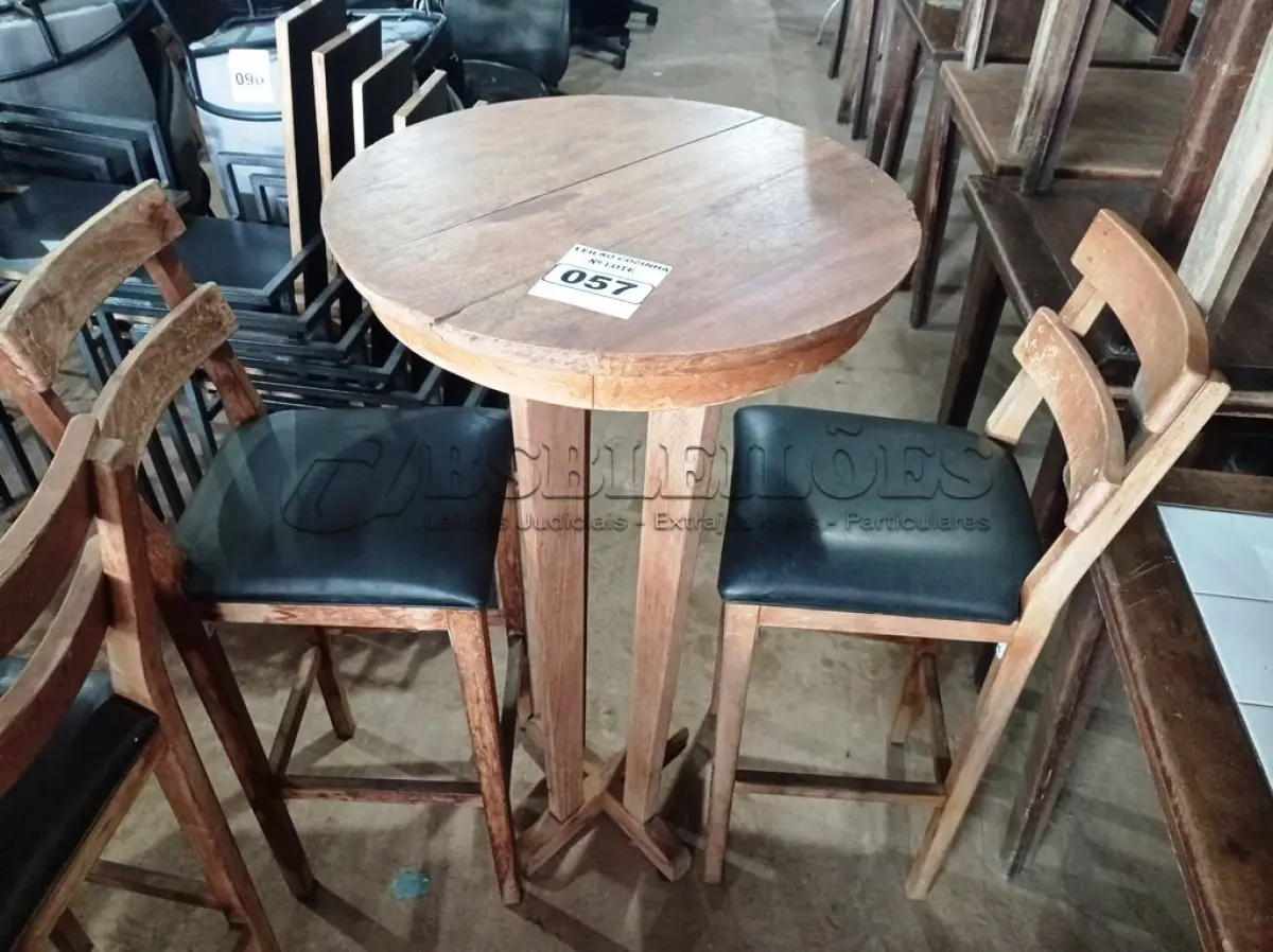 LOTE 057 - 01 MESA BISTRÔ EM MADEIRA COM 02 BANQUETAS E ACENTO ESTOFADO. (NO ESTADO, NÃO SABEMOS SE FUNCIONA. LEILÃO NÃO TEM GARANTIA E NEM DEVOLUÇÃO).