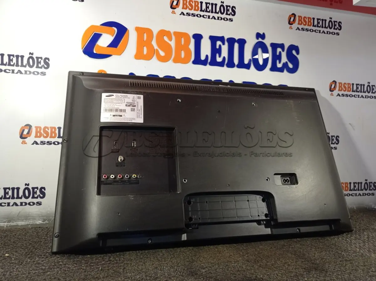 LOTE 499 - 01 TV SAMSUNG 32” POL PARA RETIRADA DE PEÇAS. (NO ESTADO) ATENÇÃO! FAZER A VISITAÇÃO ANTES DE ARREMATAR, NÃO SABEMOS SE FUNCIONA. LEILÃO NÃO TEM GARANTIA E NEM DEVOLUÇÃO, SUJEITO A POSSÍVEIS AVARIAS VISÍVEIS/OCULTAS E/OU AUSÊNCIA DE COMPONENTES.