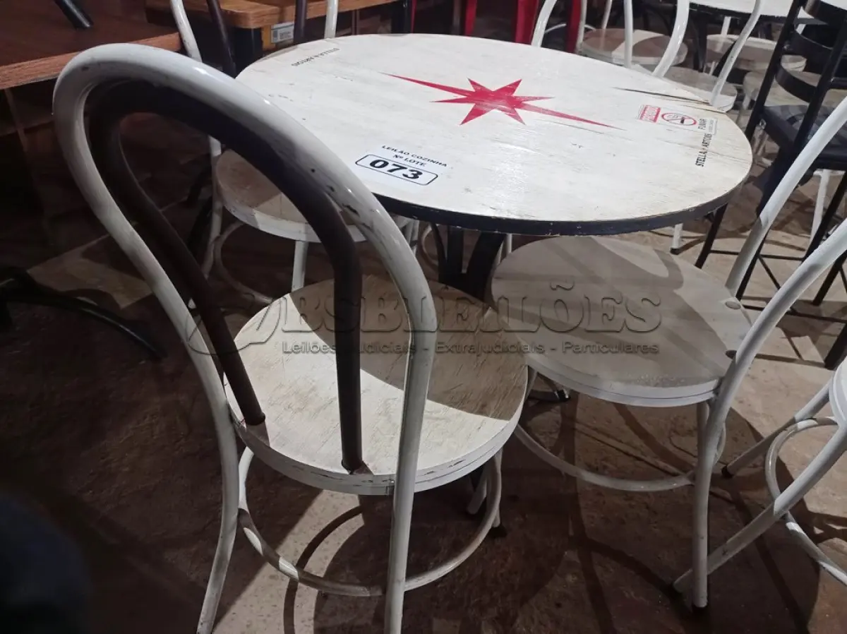 LOTE 073 - 01 CONJUNTO DE MESA COM 04 CADEIRAS STELA ARTOIS. (NO ESTADO, NÃO SABEMOS SE FUNCIONA. LEILÃO NÃO TEM GARANTIA E NEM DEVOLUÇÃO).