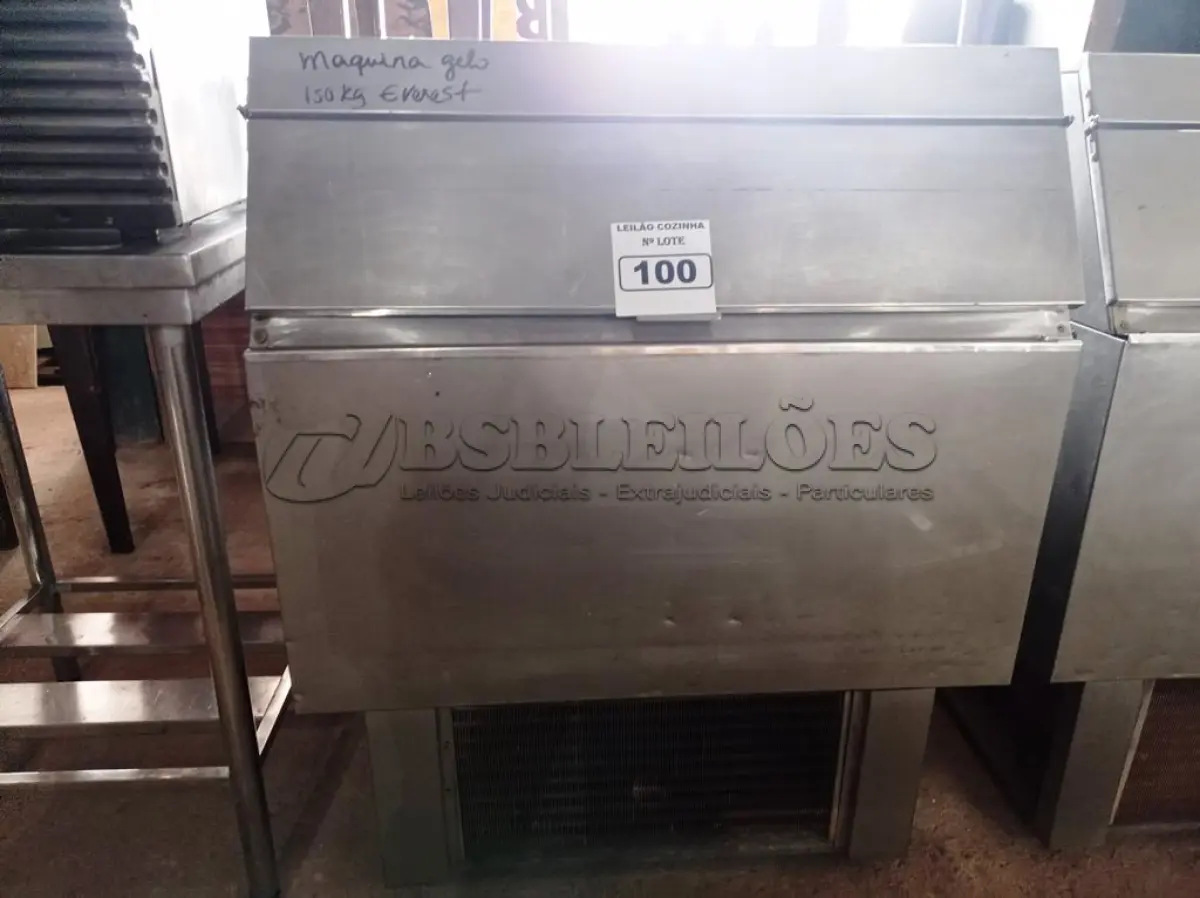 LOTE 100 - 01 MÁQUINA DE GELO EVEREST ECG  150KG/DIA COM AVARIAS EM AÇO INOX. (NO ESTADO, NÃO SABEMOS SE FUNCIONA. LEILÃO NÃO TEM GARANTIA E NEM DEVOLUÇÃO).