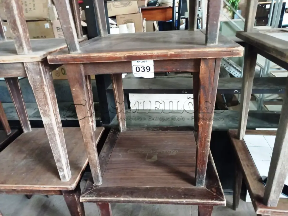 LOTE 039 - 04 MESAS DE MADEIRA MEDINDO 80CMX80CM. (NO ESTADO, NÃO SABEMOS SE FUNCIONA. LEILÃO NÃO TEM GARANTIA E NEM DEVOLUÇÃO).
