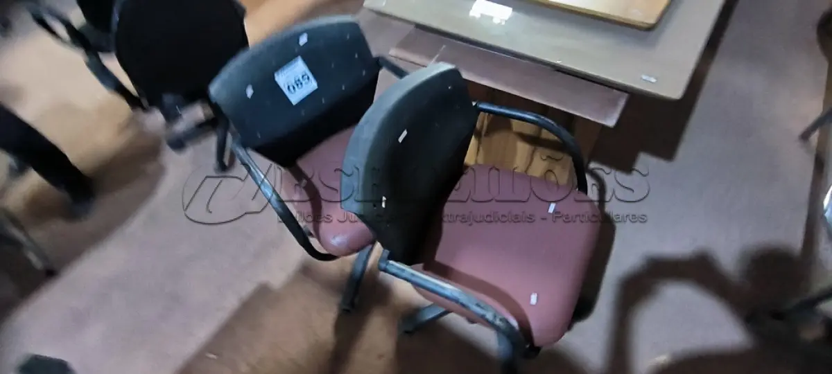 LOTE 085 - 02 CADEIRAS GIRATÓRIAS COR MARROM (NO ESTADO, NÃO SABEMOS SE FUNCIONA. LEILÃO NÃO TEM GARANTIA E NEM DEVOLUÇÃO).