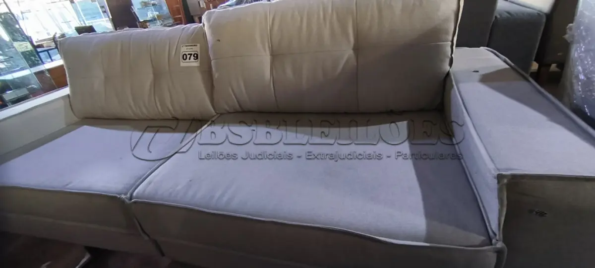 LOTE 079 - 02 SOFÁS DE CANTO CINZA CLARO (NO ESTADO, NÃO SABEMOS SE FUNCIONA. LEILÃO NÃO TEM GARANTIA E NEM DEVOLUÇÃO).