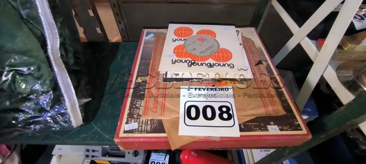 LOTE 008 - 01 LOTE COM DISCOS DE VINIL (NO ESTADO, NÃO SABEMOS SE FUNCIONA. LEILÃO NÃO TEM GARANTIA E NEM DEVOLUÇÃO).