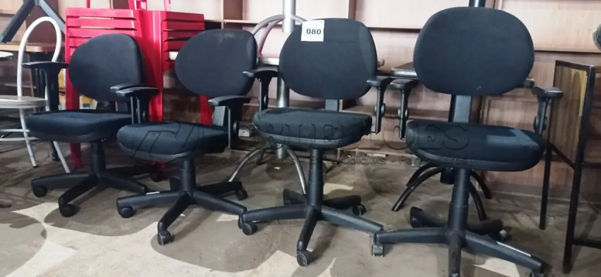 LOTE 080 - 04 CADEIRAS GIRATÓRIAS PARA ESCRITÓRIO. (NO ESTADO, NÃO SABEMOS SE FUNCIONA. LEILÃO NÃO TEM GARANTIA E NEM DEVOLUÇÃO).