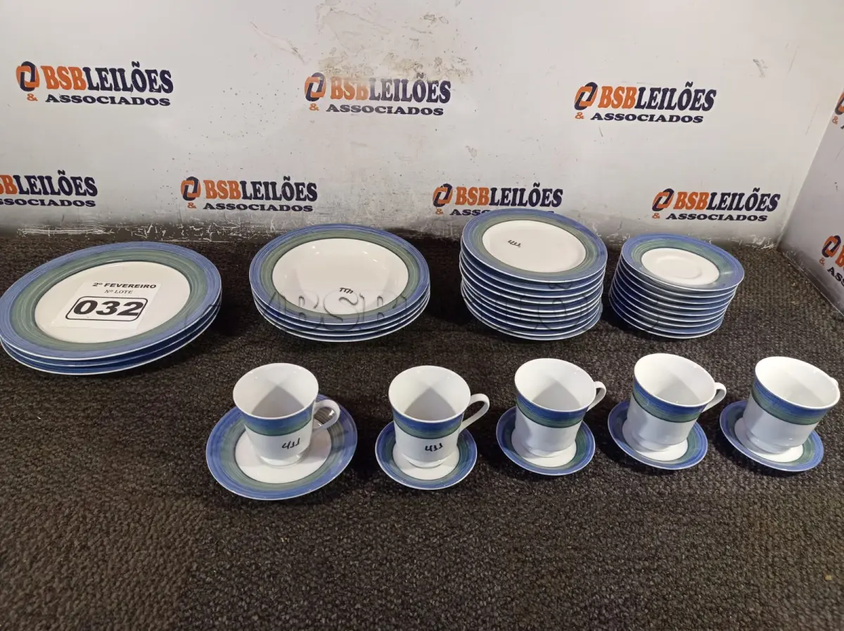 LOTE 032 - 01 LOTE COM PRATOS PORCELANA SCHIMIDT E XICARAS PORCELANA SCHIMIDT (NO ESTADO, NÃO SABEMOS SE FUNCIONA. LEILÃO NÃO TEM GARANTIA E NEM DEVOLUÇÃO).