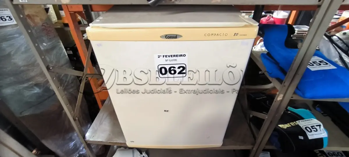 LOTE 062 - 01 FRIGOBAR CONSUL COMPACTO 80 (NO ESTADO, NÃO SABEMOS SE FUNCIONA. LEILÃO NÃO TEM GARANTIA E NEM DEVOLUÇÃO). (NO ESTADO, NÃO SABEMOS SE FUNCIONA. LEILÃO NÃO TEM GARANTIA E NEM DEVOLUÇÃO).