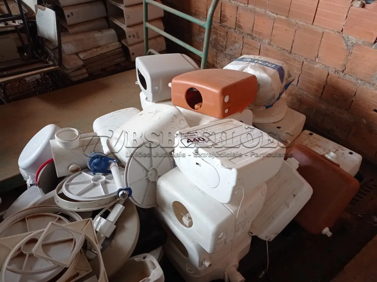 LOTE 440 - 01 LOTE COM MATERIAIS HIDRÁULICOS DIVERSOS. (NO ESTADO) ATENÇÃO! FAZER A VISITAÇÃO ANTES DE ARREMATAR, NÃO SABEMOS SE FUNCIONA. LEILÃO NÃO TEM GARANTIA E NEM DEVOLUÇÃO, SUJEITO A POSSÍVEIS AVARIAS VISÍVEIS/OCULTAS E/OU AUSÊNCIA DE COMPONENTES.