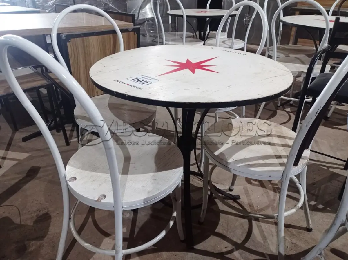 LOTE 062 - 01 CONJUNTO DE MESA COM 04 CADEIRAS STELA ARTOIS. (NO ESTADO, NÃO SABEMOS SE FUNCIONA. LEILÃO NÃO TEM GARANTIA E NEM DEVOLUÇÃO).