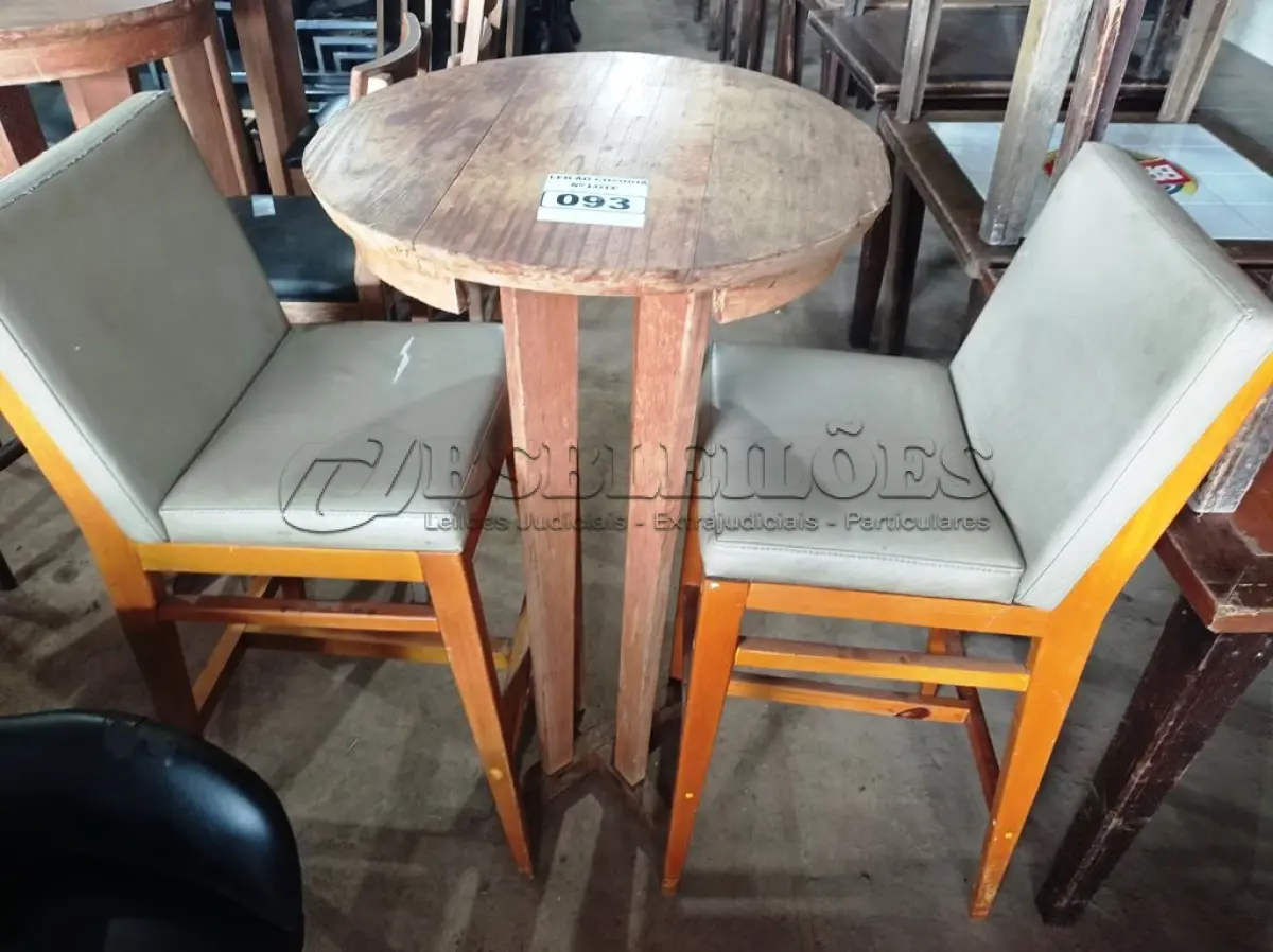 LOTE 093 - 01 MESA BISTRÔ EM MADEIRA COM 02 BANQUETAS E ACENTO ESTOFADO. (NO ESTADO, NÃO SABEMOS SE FUNCIONA. LEILÃO NÃO TEM GARANTIA E NEM DEVOLUÇÃO).