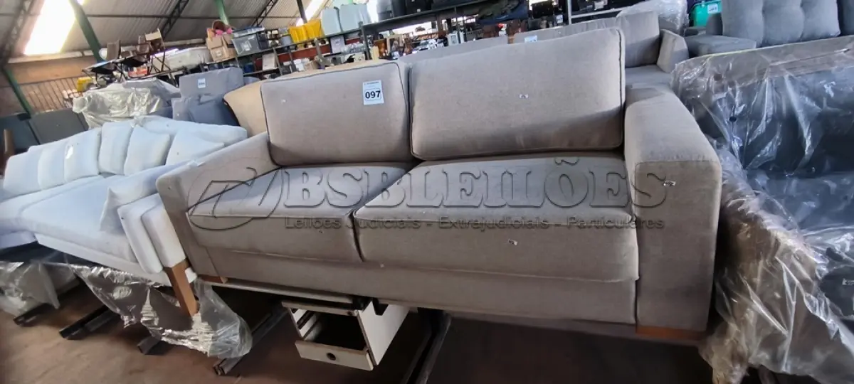 LOTE 097 - 01 SOFÁ ALEXAMDER COM PÉS EM MADEIRA (NO ESTADO, NÃO SABEMOS SE FUNCIONA. LEILÃO NÃO TEM GARANTIA E NEM DEVOLUÇÃO).
