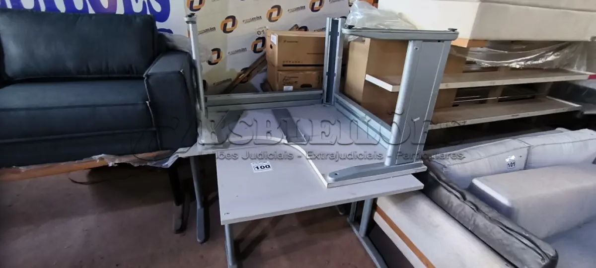 LOTE 100 - 03 MESA PARA ESCRITÓRIO SENDO 01 MESA DE CANTO (NO ESTADO, NÃO SABEMOS SE FUNCIONA. LEILÃO NÃO TEM GARANTIA E NEM DEVOLUÇÃO).