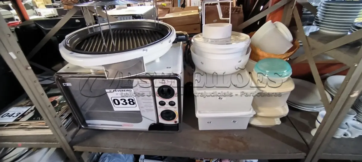LOTE 038 - 01 LOTE COM FORNO ELÉTRICO, PANELAS E VASILHAS COM TAMPAS (NO ESTADO, NÃO SABEMOS SE FUNCIONA. LEILÃO NÃO TEM GARANTIA E NEM DEVOLUÇÃO).