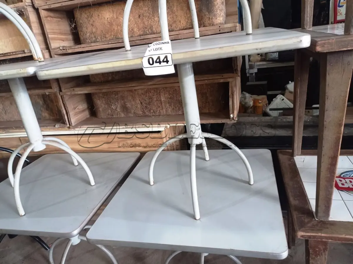 LOTE 044 - 03 MESAS COM TAMPO DE MADEIRAS E PÉS DE FERRO MEDINDO 90CMX90CM. (NO ESTADO, NÃO SABEMOS SE FUNCIONA. LEILÃO NÃO TEM GARANTIA E NEM DEVOLUÇÃO).