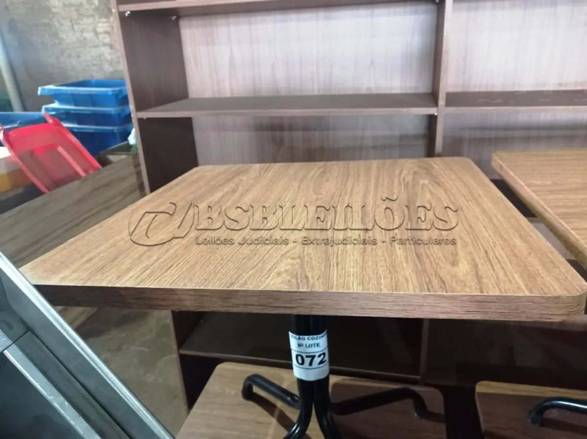 LOTE 072 - 02 MESAS COM TAMPO DE MADEIRA E PÉS DE FERRO MEDINDO 70CMX70CM. (NO ESTADO, NÃO SABEMOS SE FUNCIONA. LEILÃO NÃO TEM GARANTIA E NEM DEVOLUÇÃO).