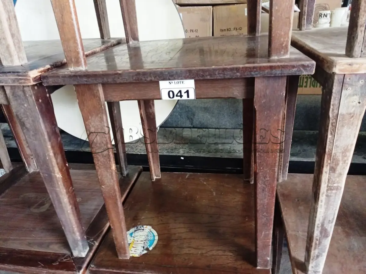 LOTE 041 - 04 MESAS DE MADEIRA MEDINDO 80CMX80CM. (NO ESTADO, NÃO SABEMOS SE FUNCIONA. LEILÃO NÃO TEM GARANTIA E NEM DEVOLUÇÃO).