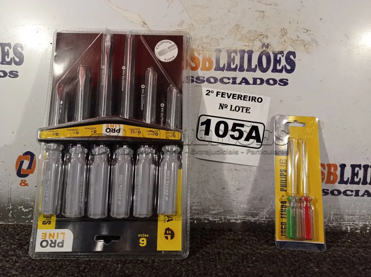 LOTE 105 - 02 KIT’S DE CHAVES FENDA/PHILIPS. (NO ESTADO) ATENÇÃO! FAZER A VISITAÇÃO ANTES DE ARREMATAR, NÃO SABEMOS SE FUNCIONA. LEILÃO NÃO TEM GARANTIA E NEM DEVOLUÇÃO, SUJEITO A POSSÍVEIS AVARIAS VISÍVEIS/OCULTAS E/OU AUSÊNCIA DE COMPONENTES.