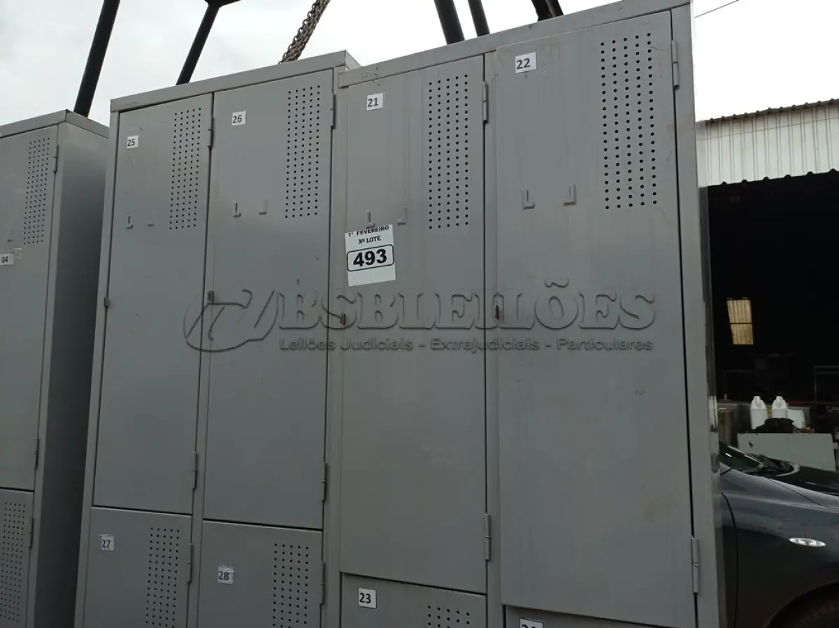 LOTE 493 - 02 ARMÁRIOS ROUPEIRO EM AÇO. (NO ESTADO) ATENÇÃO! FAZER A VISITAÇÃO ANTES DE ARREMATAR, NÃO SABEMOS SE FUNCIONA. LEILÃO NÃO TEM GARANTIA E NEM DEVOLUÇÃO, SUJEITO A POSSÍVEIS AVARIAS VISÍVEIS/OCULTAS E/OU AUSÊNCIA DE COMPONENTES.