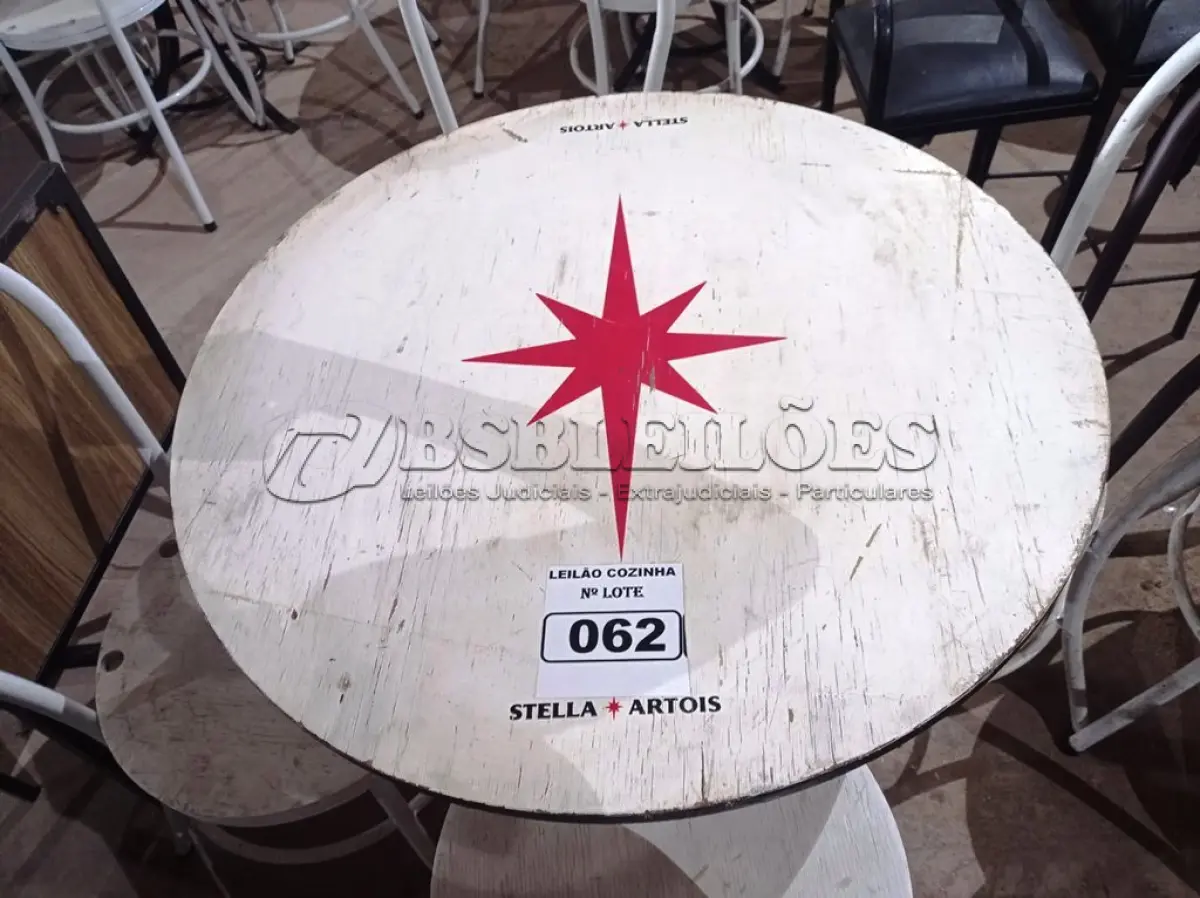 LOTE 062 - 01 CONJUNTO DE MESA COM 04 CADEIRAS STELA ARTOIS. (NO ESTADO, NÃO SABEMOS SE FUNCIONA. LEILÃO NÃO TEM GARANTIA E NEM DEVOLUÇÃO).