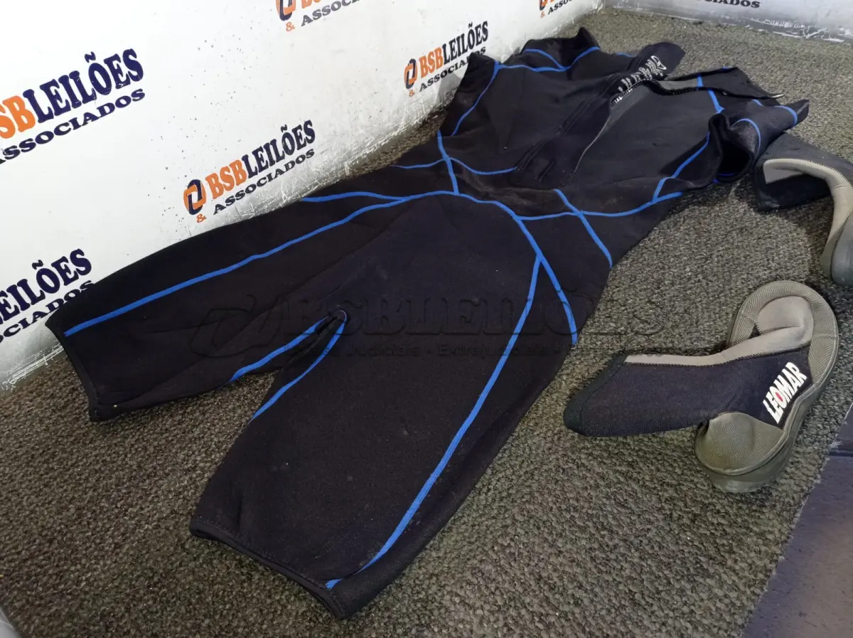 LOTE 061 - 01 ROUPA PARA MERGULHO TAMANHO G 01 SAPATO TAMANHO 39 LEOMAR (NO ESTADO, NÃO SABEMOS SE FUNCIONA. LEILÃO NÃO TEM GARANTIA E NEM DEVOLUÇÃO).
