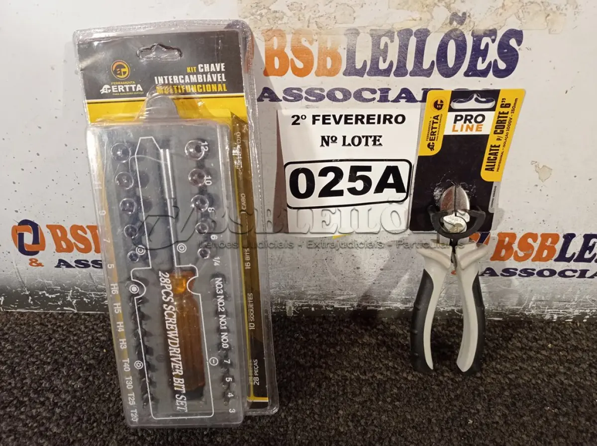 LOTE 025 - 01 KIT DE CHAVES INTERCAMBIÁVEIS MULTIFUNCIONAL E 01 ALICATE DE CORTE 6”. (NO ESTADO) ATENÇÃO! FAZER A VISITAÇÃO ANTES DE ARREMATAR, NÃO SABEMOS SE FUNCIONA. LEILÃO NÃO TEM GARANTIA E NEM DEVOLUÇÃO, SUJEITO A POSSÍVEIS AVARIAS VISÍVEIS/OCULTAS E/OU AUSÊNCIA DE COMPONENTES.