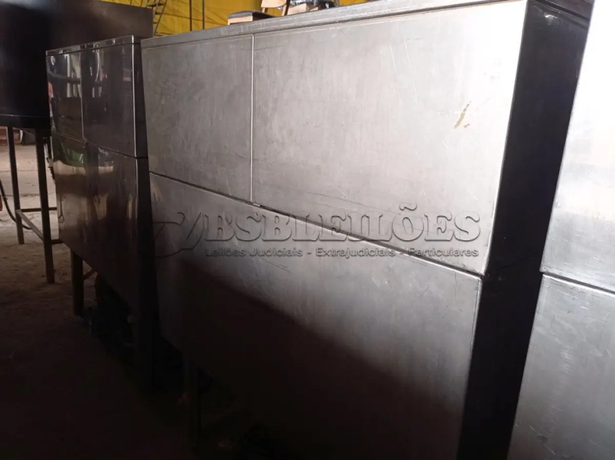 LOTE 101 - 01 MÁQUINA DE GELO EVEREST ECG  150KG/DIA COM AVARIAS EM AÇO INOX. (NO ESTADO, NÃO SABEMOS SE FUNCIONA. LEILÃO NÃO TEM GARANTIA E NEM DEVOLUÇÃO).