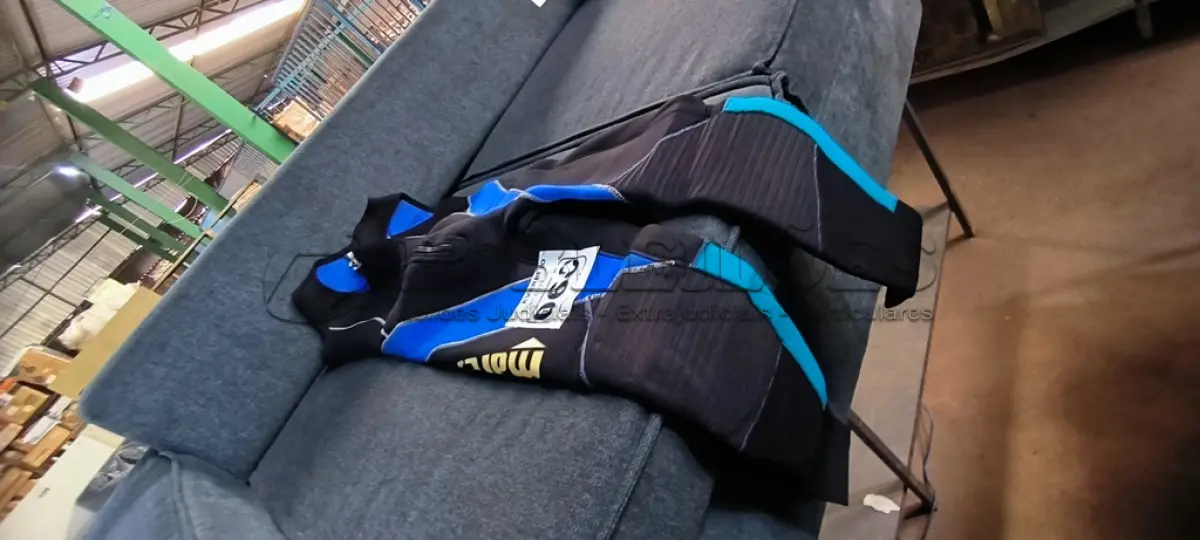 LOTE 060 - 01 ROUPA DE MERGULHO MARCA MARES (NO ESTADO, NÃO SABEMOS SE FUNCIONA. LEILÃO NÃO TEM GARANTIA E NEM DEVOLUÇÃO).