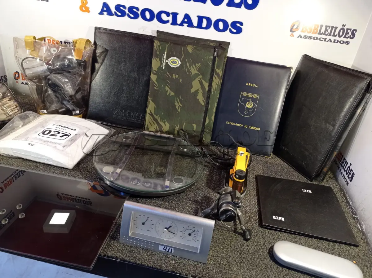 LOTE 027 - 01 LOTE COM SECADORES DE CABELO , FERRO DE PASSAR ROUPAR E RELÓGIOS (NO ESTADO, NÃO SABEMOS SE FUNCIONA. LEILÃO NÃO TEM GARANTIA E NEM DEVOLUÇÃO).