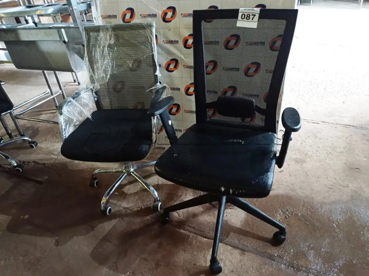 LOTE 087 - 02 CADEIRAS GIRATÓRIAS PARA ESCRITÓRIO AIRGRID. (NO ESTADO, NÃO SABEMOS SE FUNCIONA. LEILÃO NÃO TEM GARANTIA E NEM DEVOLUÇÃO).
