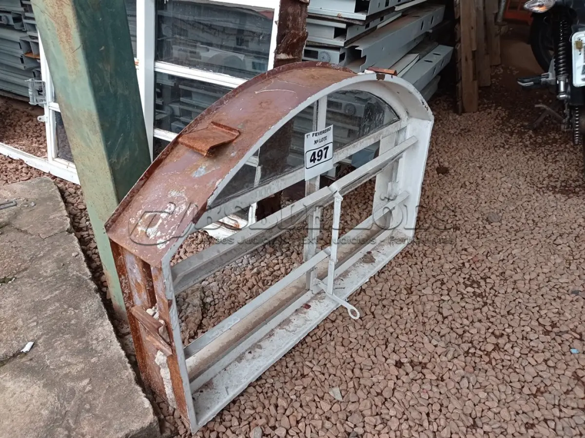 LOTE 497 - 01 JANELA VENEZIANA PEQUENA. (NO ESTADO) ATENÇÃO! FAZER A VISITAÇÃO ANTES DE ARREMATAR, NÃO SABEMOS SE FUNCIONA. LEILÃO NÃO TEM GARANTIA E NEM DEVOLUÇÃO, SUJEITO A POSSÍVEIS AVARIAS VISÍVEIS/OCULTAS E/OU AUSÊNCIA DE COMPONENTES.