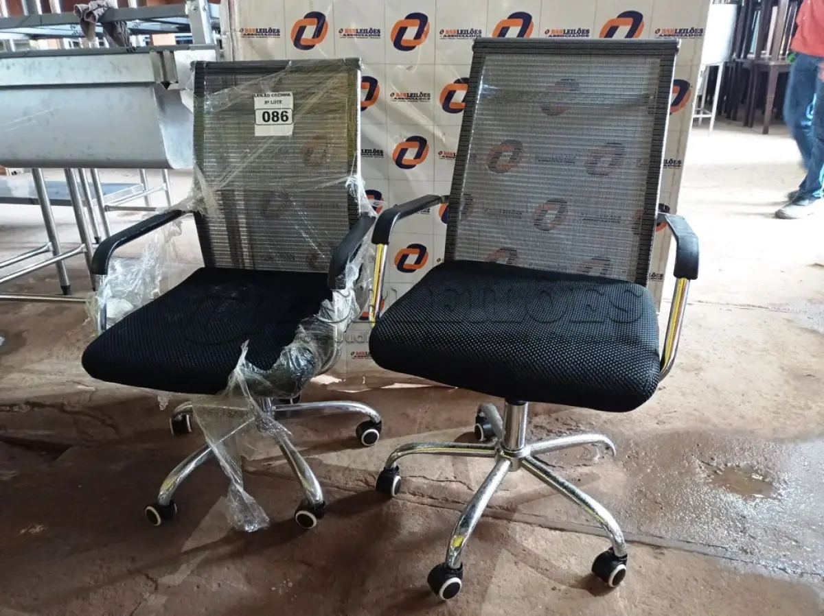 LOTE 086 - 02 CADEIRAS GIRATÓRIAS PARA ESCRITÓRIO AIRGRID. (NO ESTADO, NÃO SABEMOS SE FUNCIONA. LEILÃO NÃO TEM GARANTIA E NEM DEVOLUÇÃO).