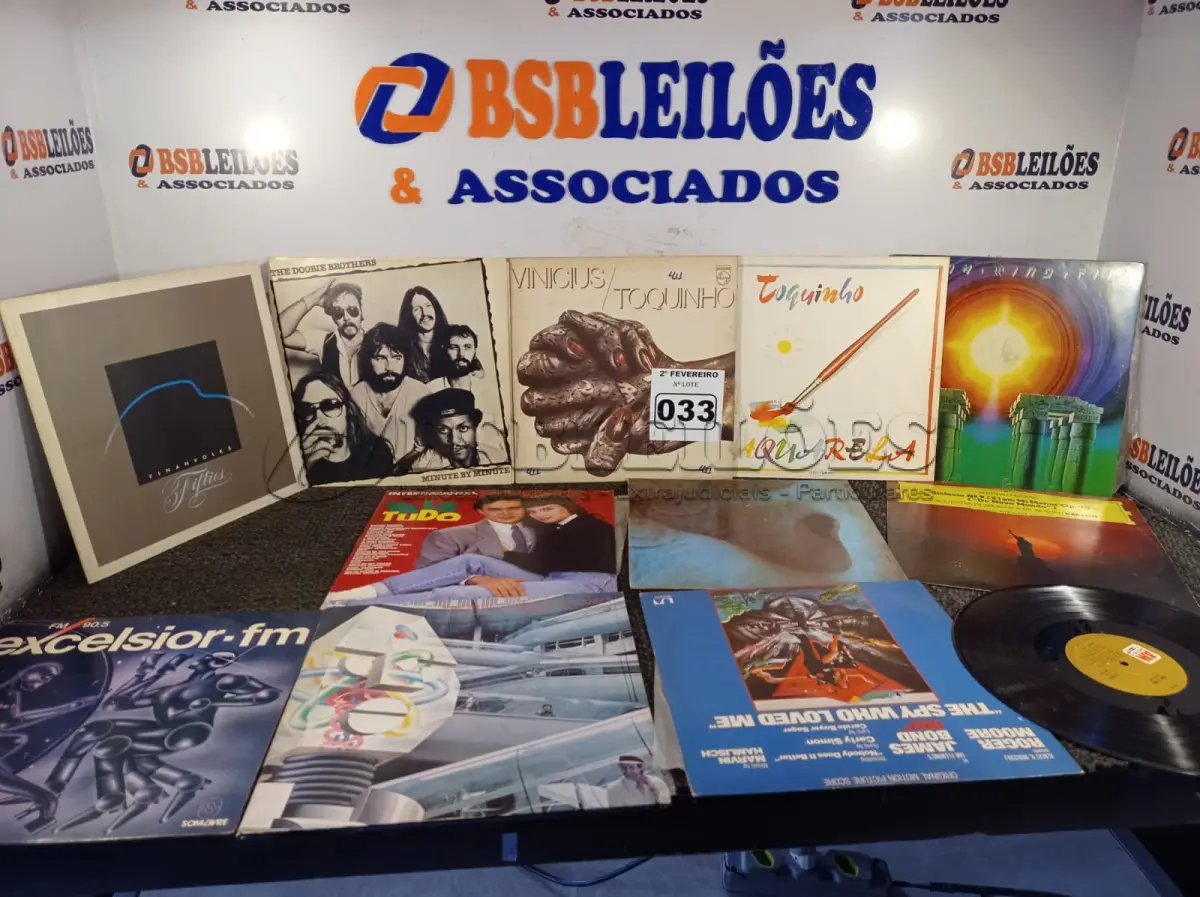 LOTE 033 - 01 LOTE COM DISCOS EM VINIL DIVERSOS (NO ESTADO, NÃO SABEMOS SE FUNCIONA. LEILÃO NÃO TEM GARANTIA E NEM DEVOLUÇÃO).